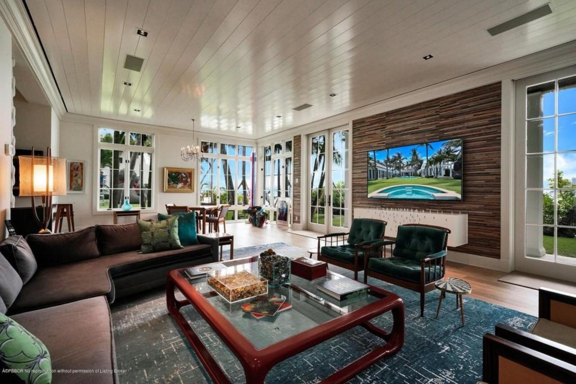 La nueva mansión de Sylvester Stallone en Palm Beach. El salón principal comunica con el patio interior y es bastante amplio y luminoso. La decoración fusiona mubles de estilo clásico con otras pinceladas más vanguardistas como las obras de Basquiat.