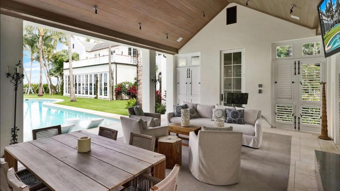 La nueva mansión de Sylvester Stallone en Palm Beach. La cabaña mencionada anteriormente (en la imagen) hace las veces de sala de estar y cenador e incluye un aseo y una pequeña cocina. Ideal para realizar fiestas y reuniones.