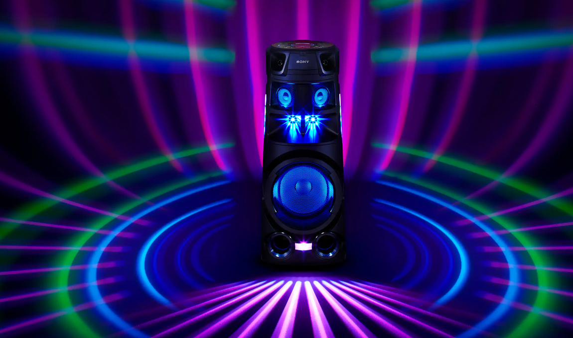 Sistema de audio V83D, de Sony. Ahora que las discotecas están cerradas y que no se puede disfrutar del ocio nocturno, nada como montarse la fiesta en casa, eso sí, respetando las medidas de seguridad establecidas. Con este sistema de audio de Sony con tecnología Bluetooth podrás disfrutar de la mejor música, iluminación e incluso montarte tu propio karaoke. La tecnología DSP aporta a tu música ese ambiente realista de festivales, un añadido más para recordar viejos tiempos. Su precio es de 770 euros.