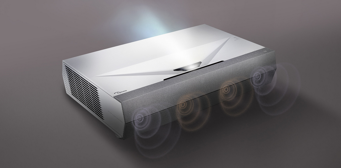 Proyector Optoma Cinemax P2. Para los amantes del cine, nada como optar por un proyector como el modelo Cinemax P2 de Optoma. Este diseño láser 4K de tiro ultracorto resulta de lo más versátil. Cuenta con 3.000 lúmenes de brillo, puede ofrecer una imagen de 120 pulgadas con un color y un contraste mejorados e incluye una barra de sonido Dolby Digital 2.0 de 40 vatios. Es perfecto para disfrutar de las mejores películas sí –incluidas las 3D–, pero también para jugar a videojuegos e incluso para impartir clases. Su precio es de 2.697 euros.