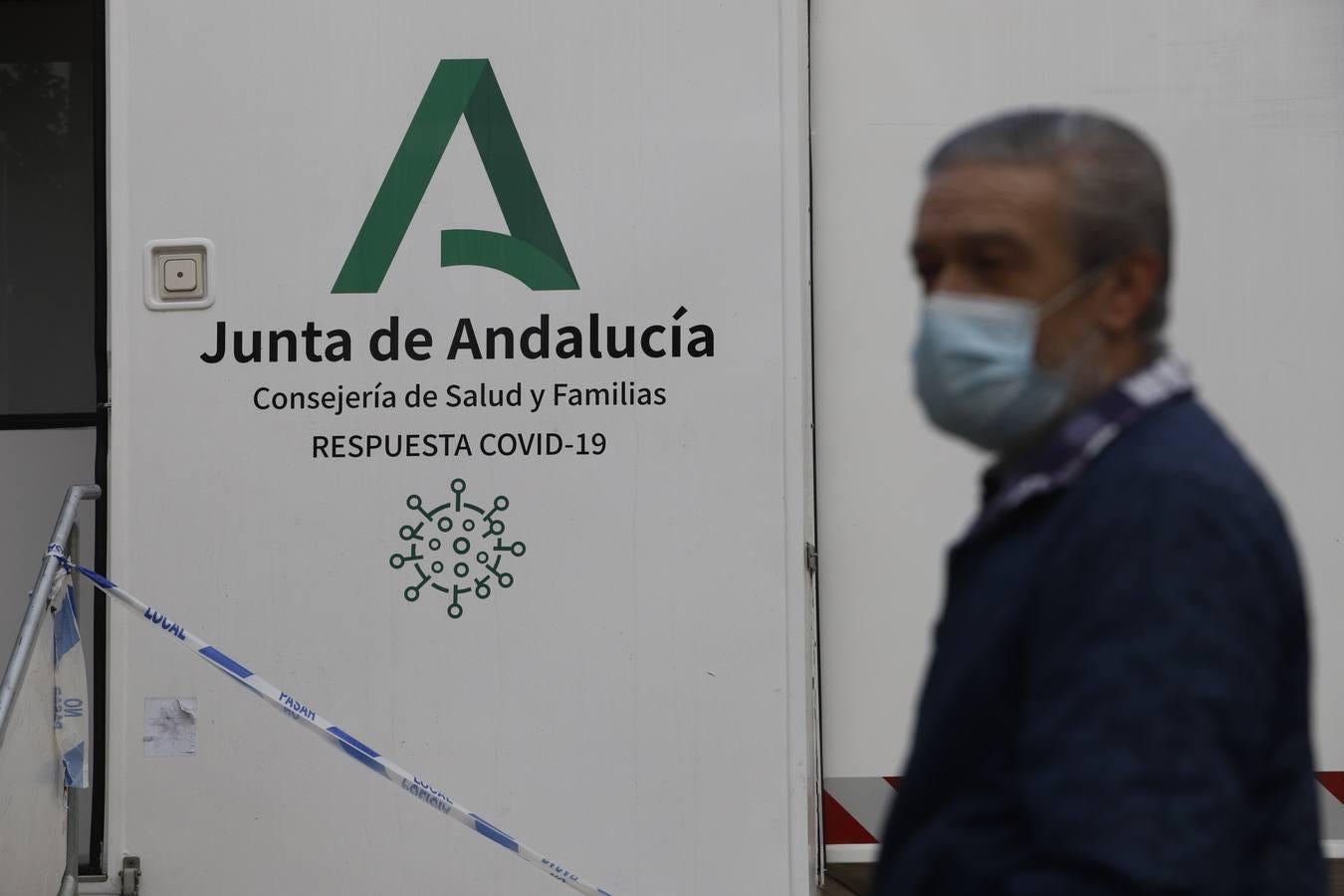 El cribado masivo por coronavirus en el Paseo de la Victoria, en imágenes