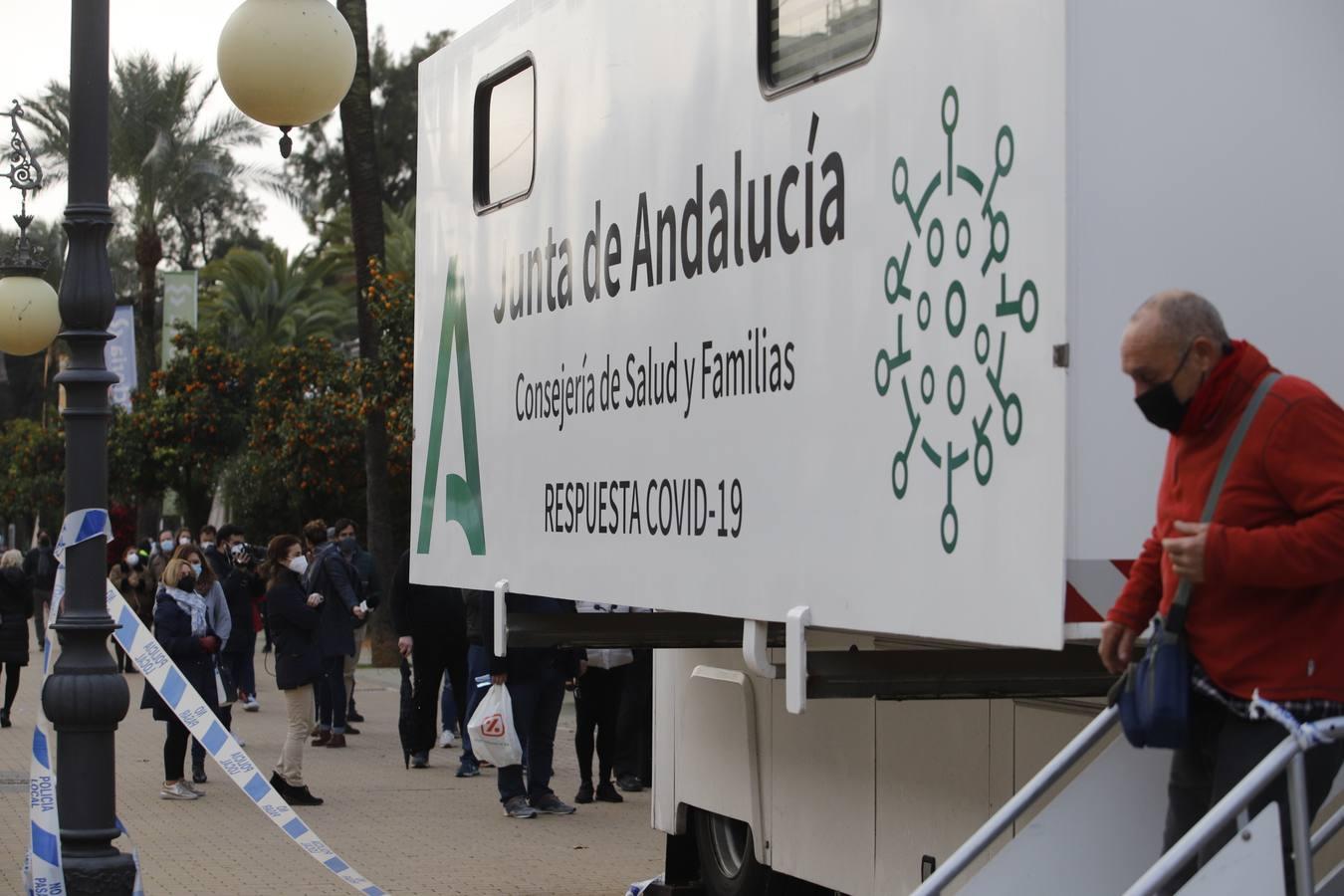 El cribado masivo por coronavirus en el Paseo de la Victoria, en imágenes