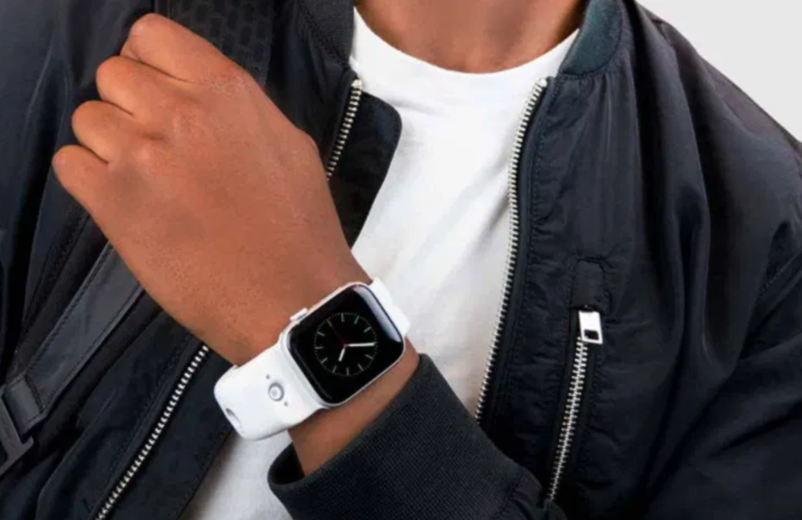 Wristcam, una correa de reloj con cámara. Esta correa añade a tu reloj inteligente dos cámaras, una orientada hacia el usuario de 2 megapíxeles y otra de 8 megapíxeles que capta el entorno y permite grabar vídeo HD y capturar fotos fijas en 4K. Así, podrás, también, realizar videollamadas desde tu reloj. Incluye también un micrófono, luz led, un botón a modo de disparador y una batería interna que dura todo el día y no afecta a la autonomía del reloj. Su precio es de 245 euros y ya está disponible para su reserva en la web. Las primeras unidades de entregarán en marzo de 2021.