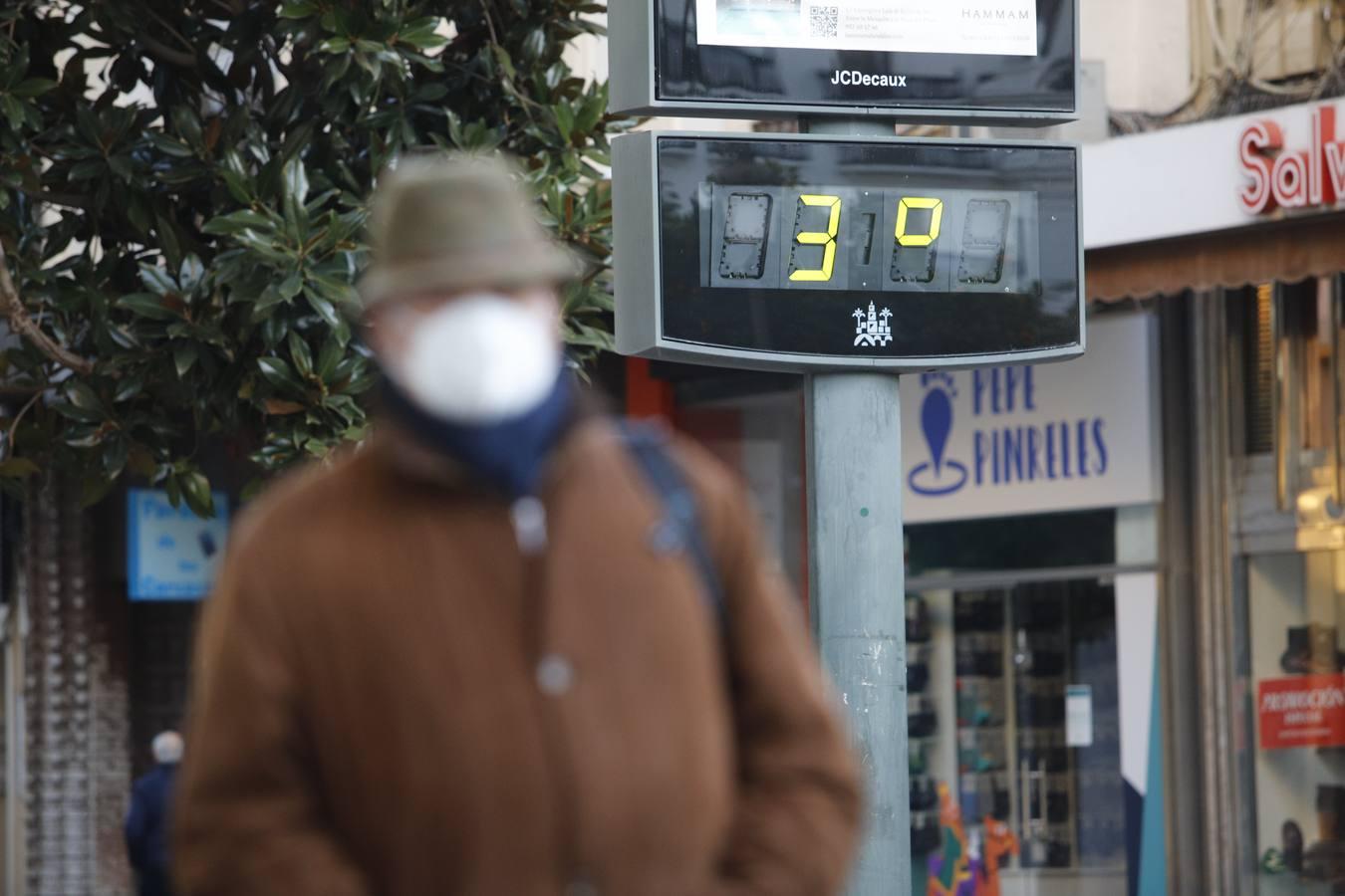 El frío invernal en las calles de Córdoba, en imágenes