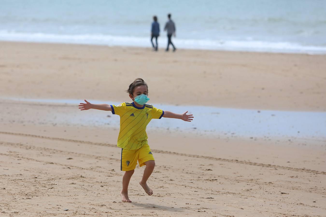 26 de abril. La pandemia ha dejado cientos de imágenes, la mayoría luctuosas. Pero a finales de abril, las fotografías más abundantes eran las de los niños saliendo, por fin, a pasear con el comienzo de la relajación de las medidas del confinamiento.