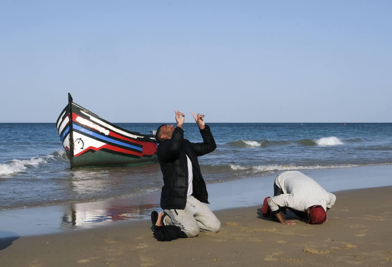 8 de septiembre. El año que termina ha vuelto a estar marcado por el drama de la inmigración. La imagen de esta patera llegada a la playa de la Victoria muestra el agradecimiento de uno de los migrantes al alcanzar Cádiz.