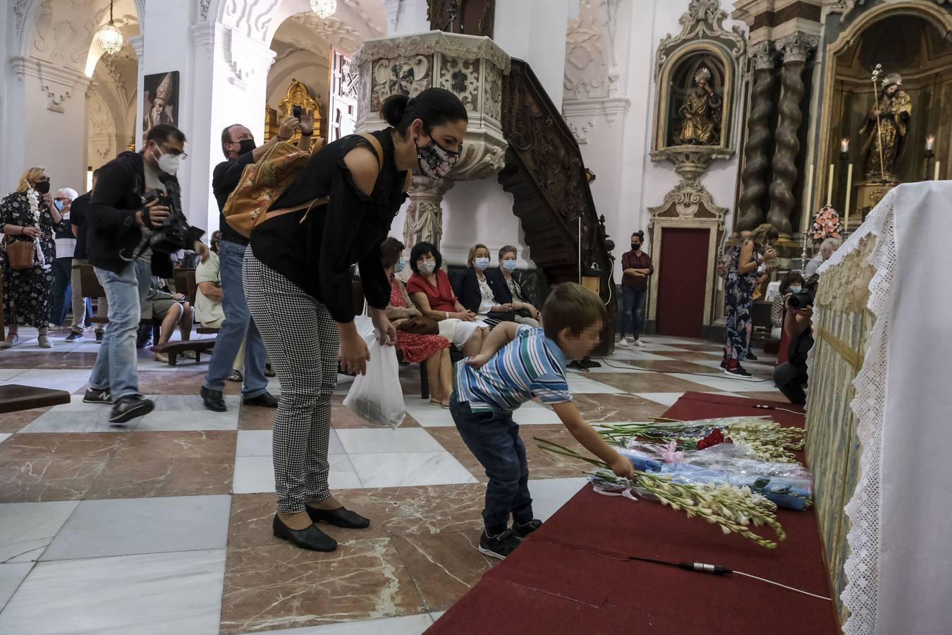 7 de octubre. Cádiz fue fiel una vez más a la cita con su Patrona... pese al coronavirus. Decenas de gaditanos acudieron a Santo Domingo a visitar a la Virgen del Rosario en un festivo atípico por el Covid-19.