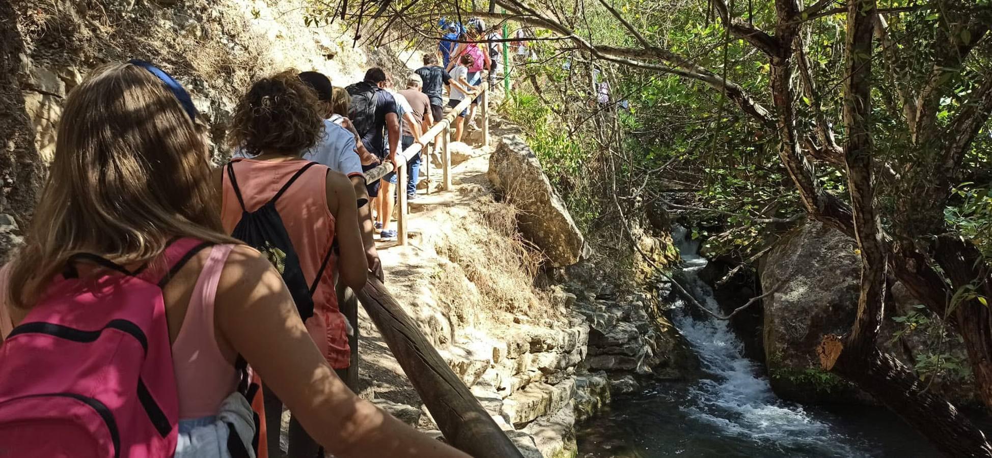 12 de octubre. El Puente del Pilar y el buen tiempo provocaron el colapso turístico en la Sierra de Cádiz. La baja incidencia del coronavirus en esos momentos convirtió a la provincia en uno de los destinos más reclamados y el incremento de la movilidad se tradujo unas semanas después en un aumento de los contagios.