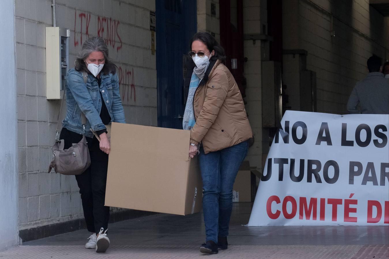 3 de noviembre. Las consecuencias económicas de la pandemia se hicieron notar pronto en el sector industrial. Las dudas se convirtieron en una realidad con el despido colectivo de la plantilla de LTK tras la ruptura del contrato con Alestis, que puso en la calle a medio centenar de empleados. En la imagen, dos trabajadoras retiran sus pertenencias de la compañía tras conocer la noticia.