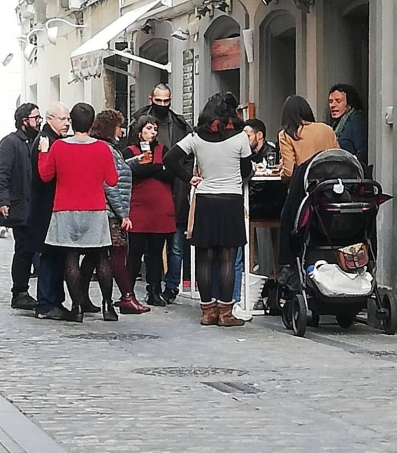 23 de diciembre. Los gaditanos, agotados tras meses de Estado de Alarma, encontraron un mal ejemplo del alcalde. LAVOZ difundió esta fotografía que muestra a Kichi junto a miembros de su equipo, a los que consideró «convivientes», saltándose las restricciones impuestas para esta Navidad. Las reacciones siguen sucediéndose en estos días.