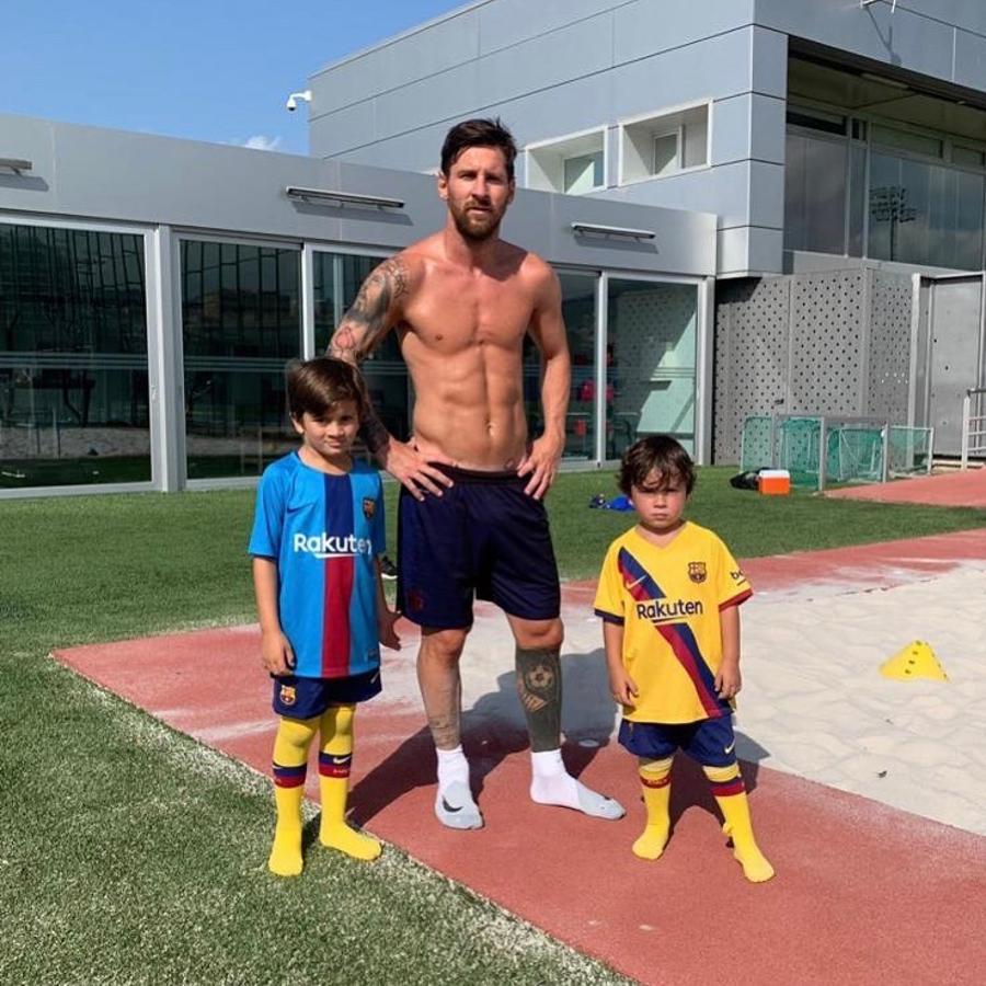 La mansión de Messi en Barcelona. Pensando en la diversión de sus hijos, cuenta además con un parque infantil, un mini campo de fútbol y campo de baloncesto entre otras comodidades.