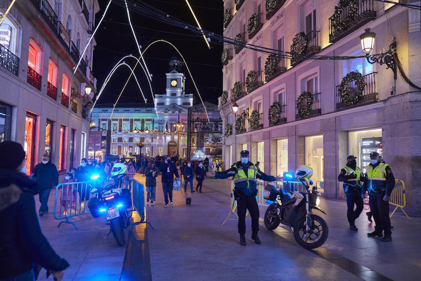 Agentes de la Policía, en el momento del desalojo de Sol. 