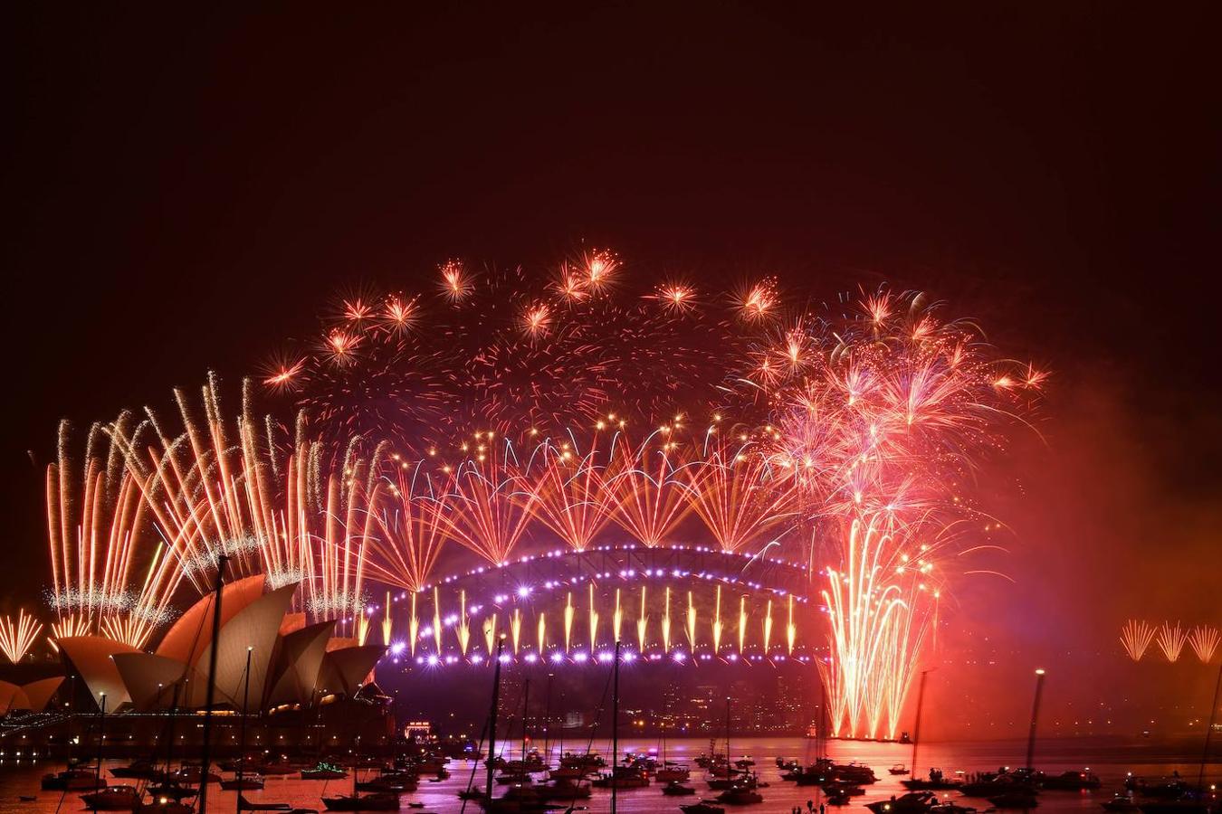 Fuegos artificiales sobre los icónicos Puente Harbour y Casa de la Ópera en Sydney (Australia) para celebrar la llegada del Año Nuevo.. 