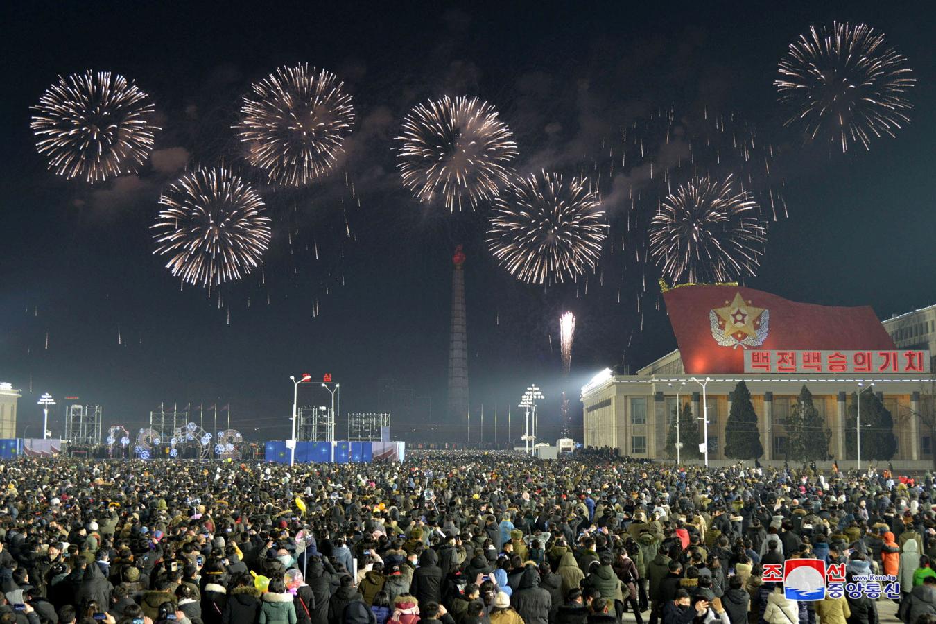 La plaza principal de Pyongyang, abarrotada de gente celebrando el Año Nuevo. 