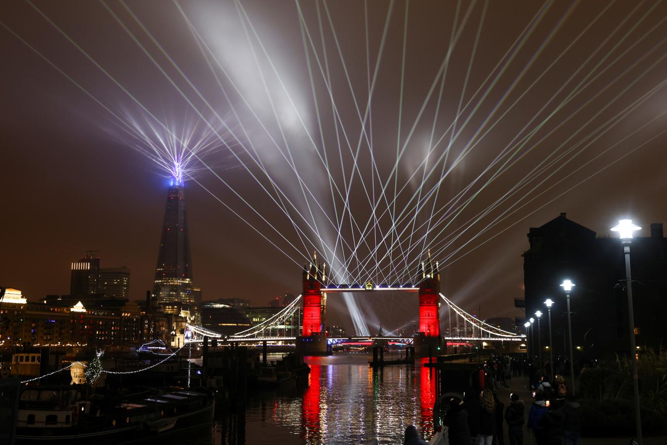 Con un espectacular juego de luces Londres dio la bienvenida al 2021. 