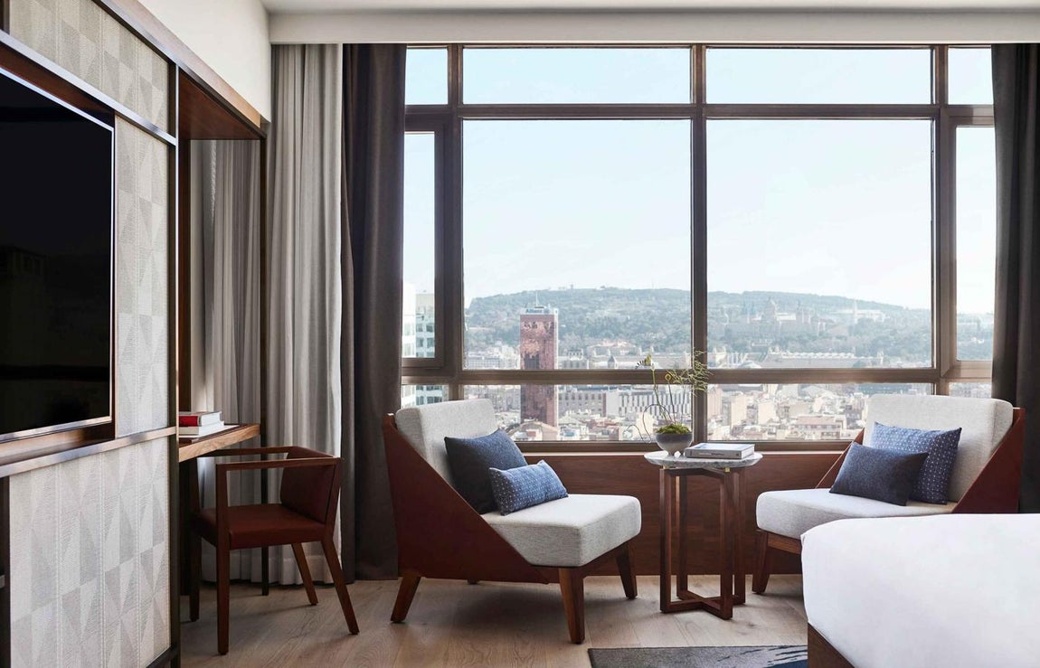 El hotel que Robert de Niro ha venido en Barcelona. Todas cuentan con mobiliario de madera con formas ángulos y textiles en tonos neutros que le confieren un equilibrio y elegancia únicos.
