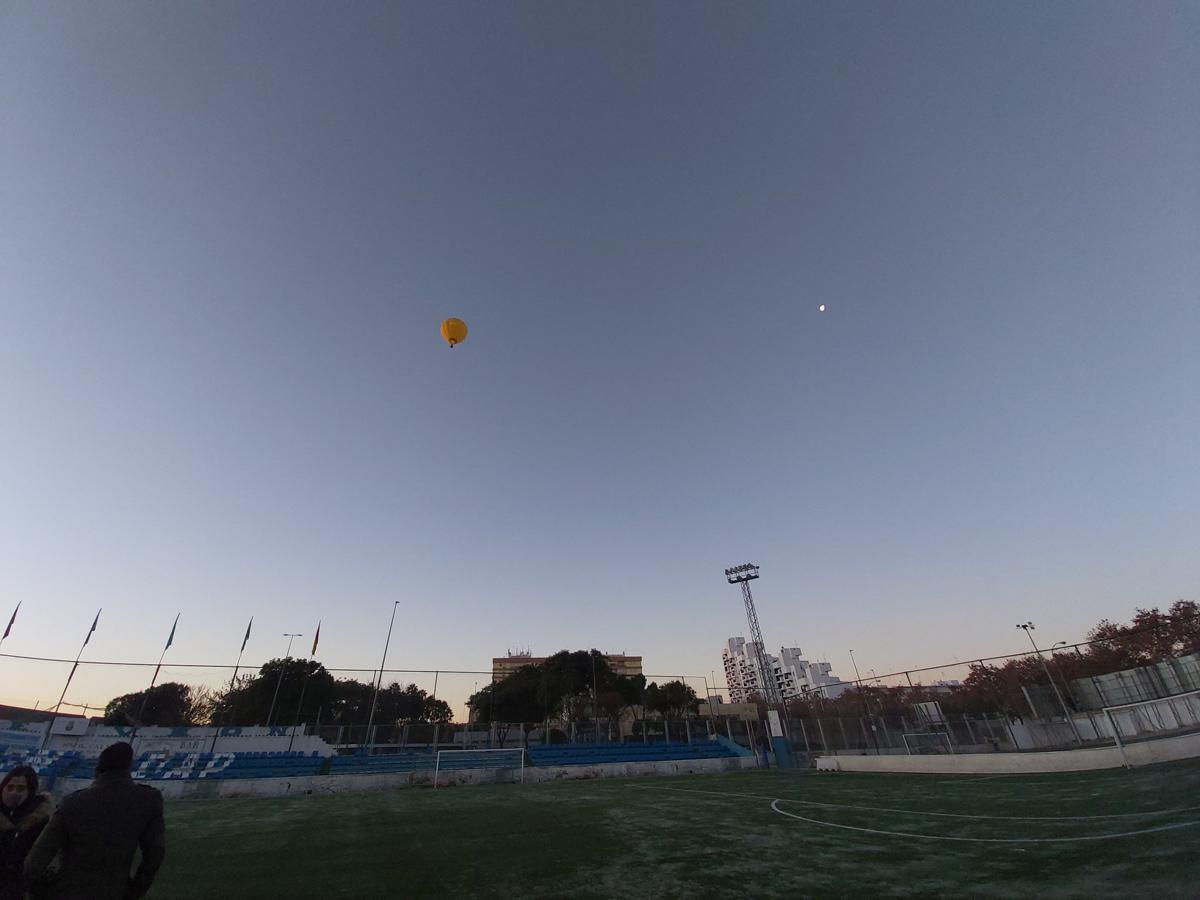 El Heraldo Real y sus beduinos surcan el cielo de Sevilla en globo aerostático