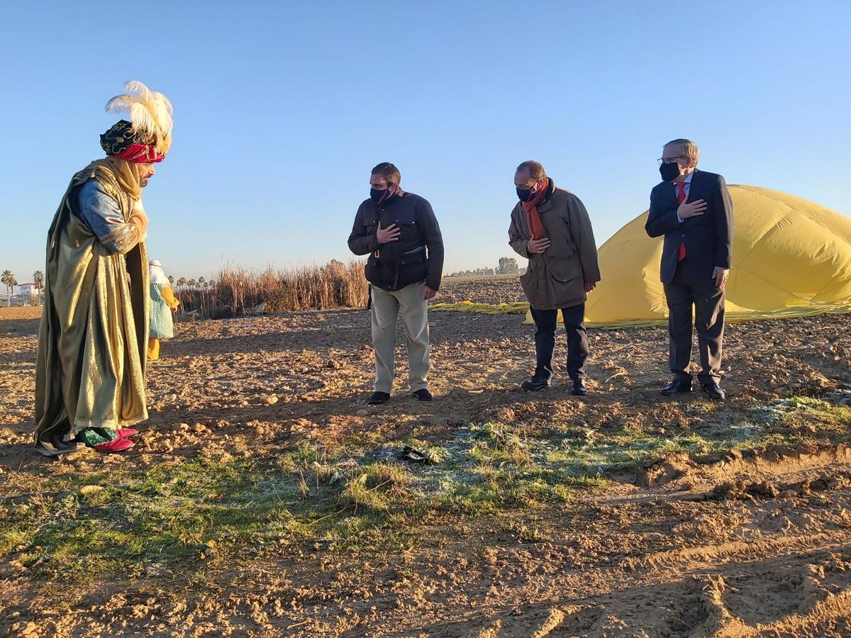 El Heraldo Real y sus beduinos surcan el cielo de Sevilla en globo aerostático