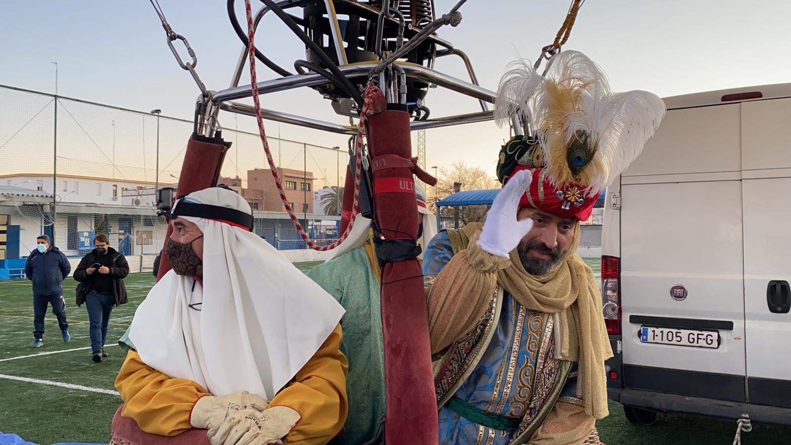 El Heraldo Real y sus beduinos surcan el cielo de Sevilla en globo aerostático