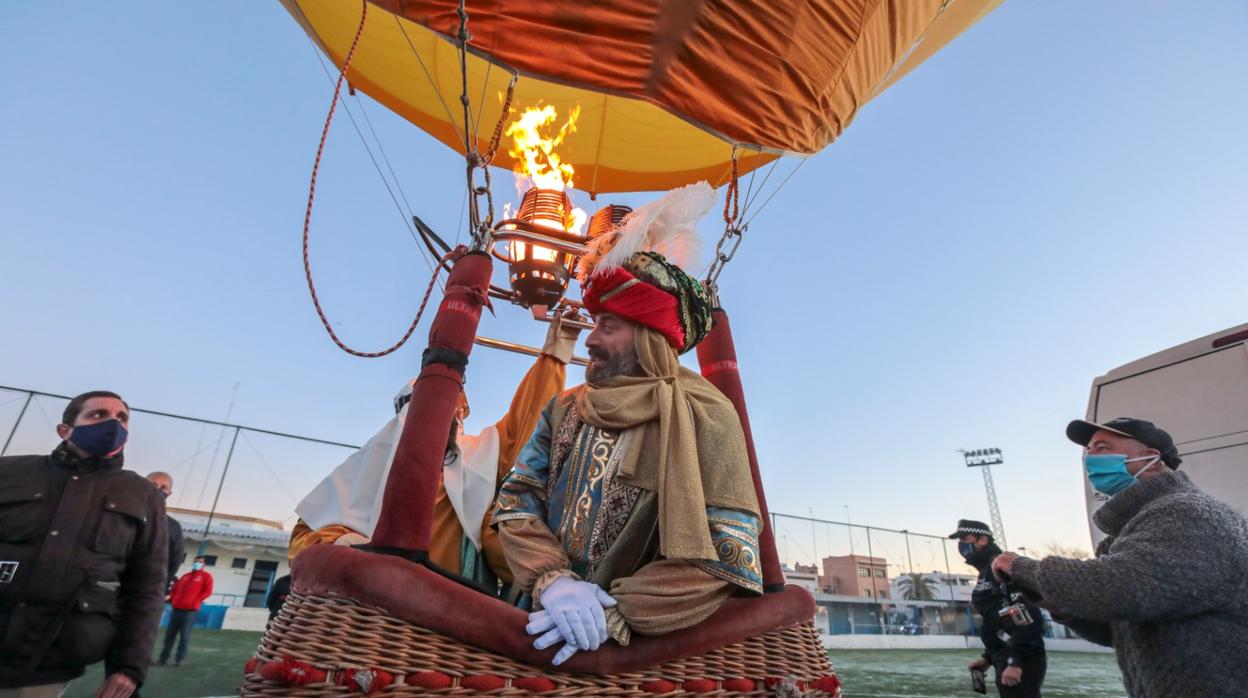 El Heraldo Real y sus beduinos surcan el cielo de Sevilla en globo aerostático