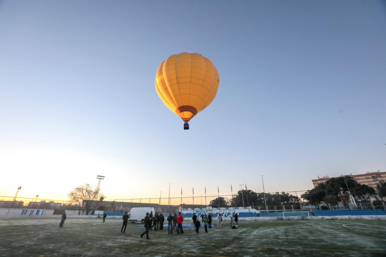 El Heraldo Real y sus beduinos surcan el cielo de Sevilla en globo aerostático