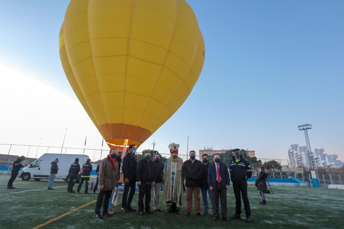 El Heraldo Real y sus beduinos surcan el cielo de Sevilla en globo aerostático