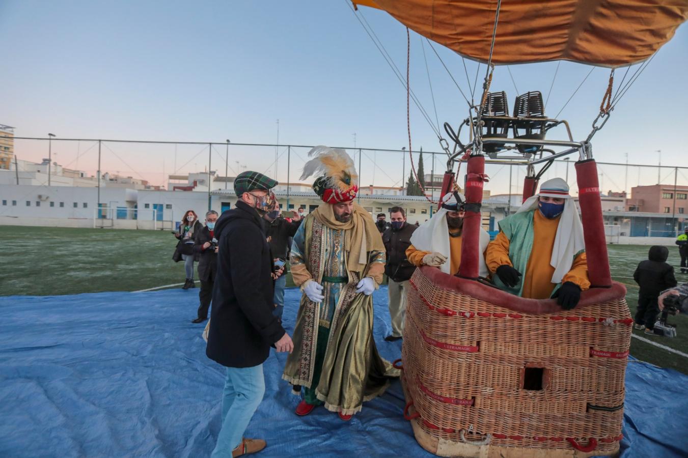 El Heraldo Real y sus beduinos surcan el cielo de Sevilla en globo aerostático