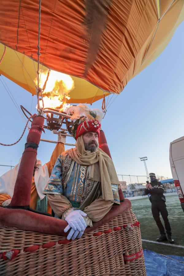 El Heraldo Real y sus beduinos surcan el cielo de Sevilla en globo aerostático