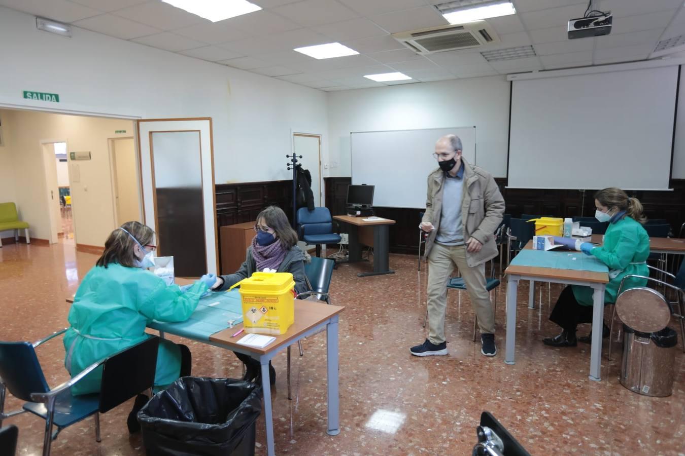 Los profesores de Sevilla se hacen hoy test de coronavirus antes de la vuelta al cole