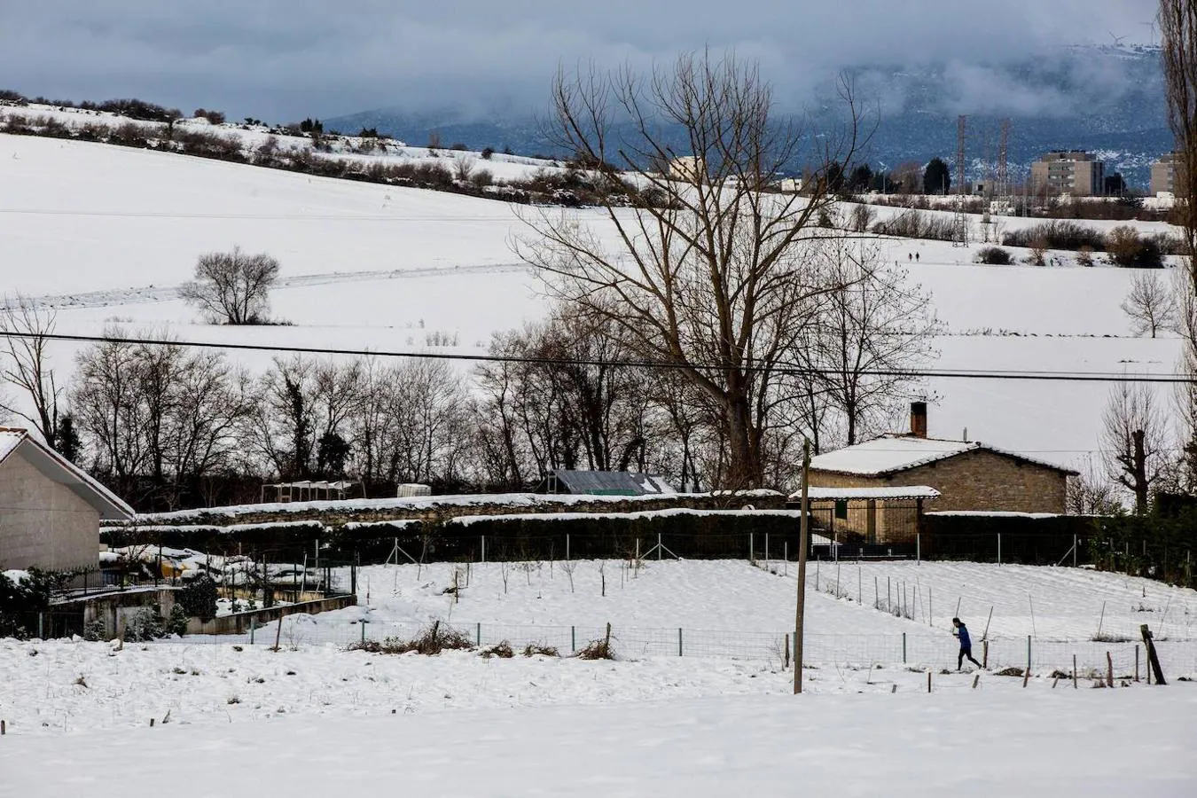 Un hombre practica deporte a las afueras de Vitoria este lunes, en el que se mantiene activada la alerta amarilla por nevadas a partir de 400 metros de altitud. 