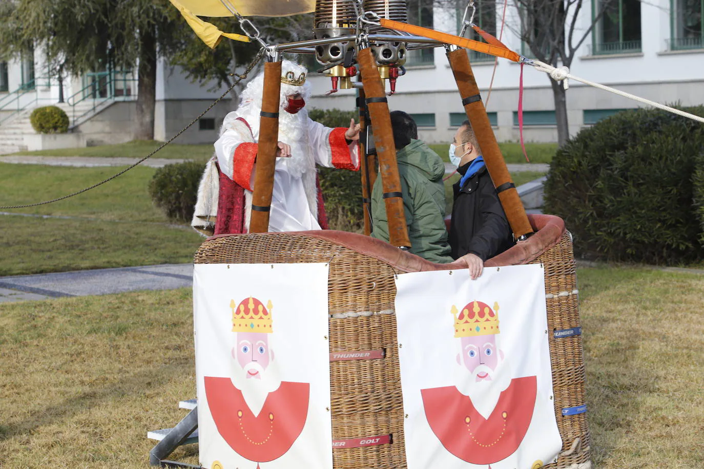 Así ha arrancado la Cabalgata aérea de los Reyes Magos de Córdoba, en imágenes