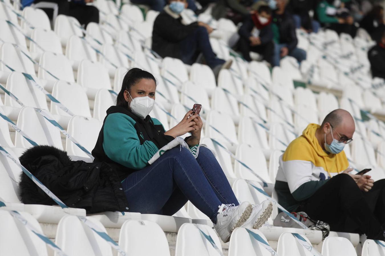 El ambientazo con 2.500 espectadores en la grada en el Córdoba CF - Getafe