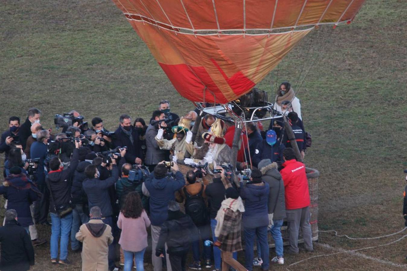 En imágenes, el paseo en globo por Sevilla de los Reyes Magos