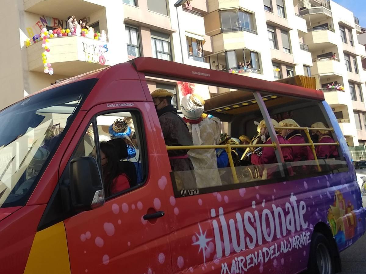 Los Reyes Magos saludan a los ciudadanos de Mairena del Aljarafe desde un autobús descapotable