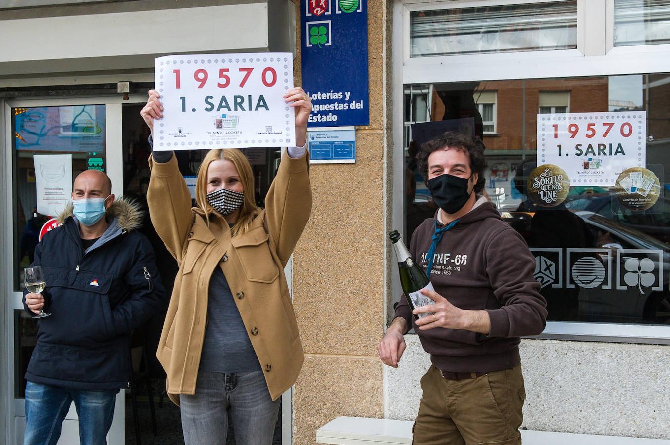 Champán y sonrisas escondidas bajo mascarillas para poner el broche de oro a unas navidades atípicas. 