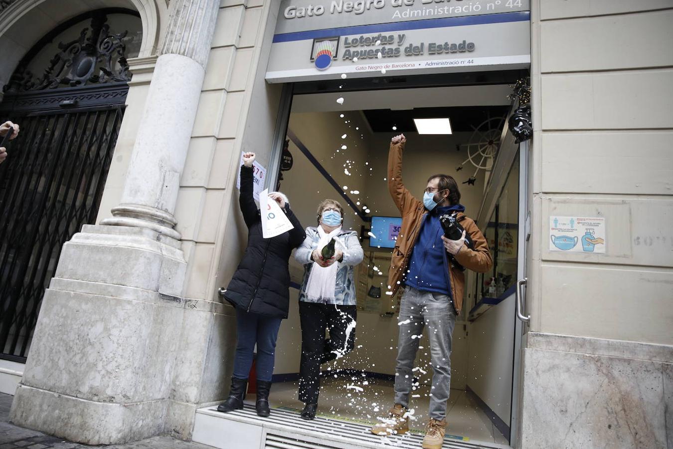 Champán y sonrisas escondidas bajo mascarillas para poner el broche de oro a unas navidades atípicas. 