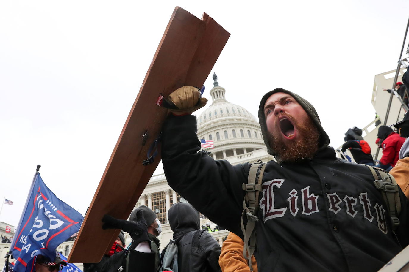 Uno de los cientos de manifestantes partidario de Trump que ha cercado el Capitolio. 