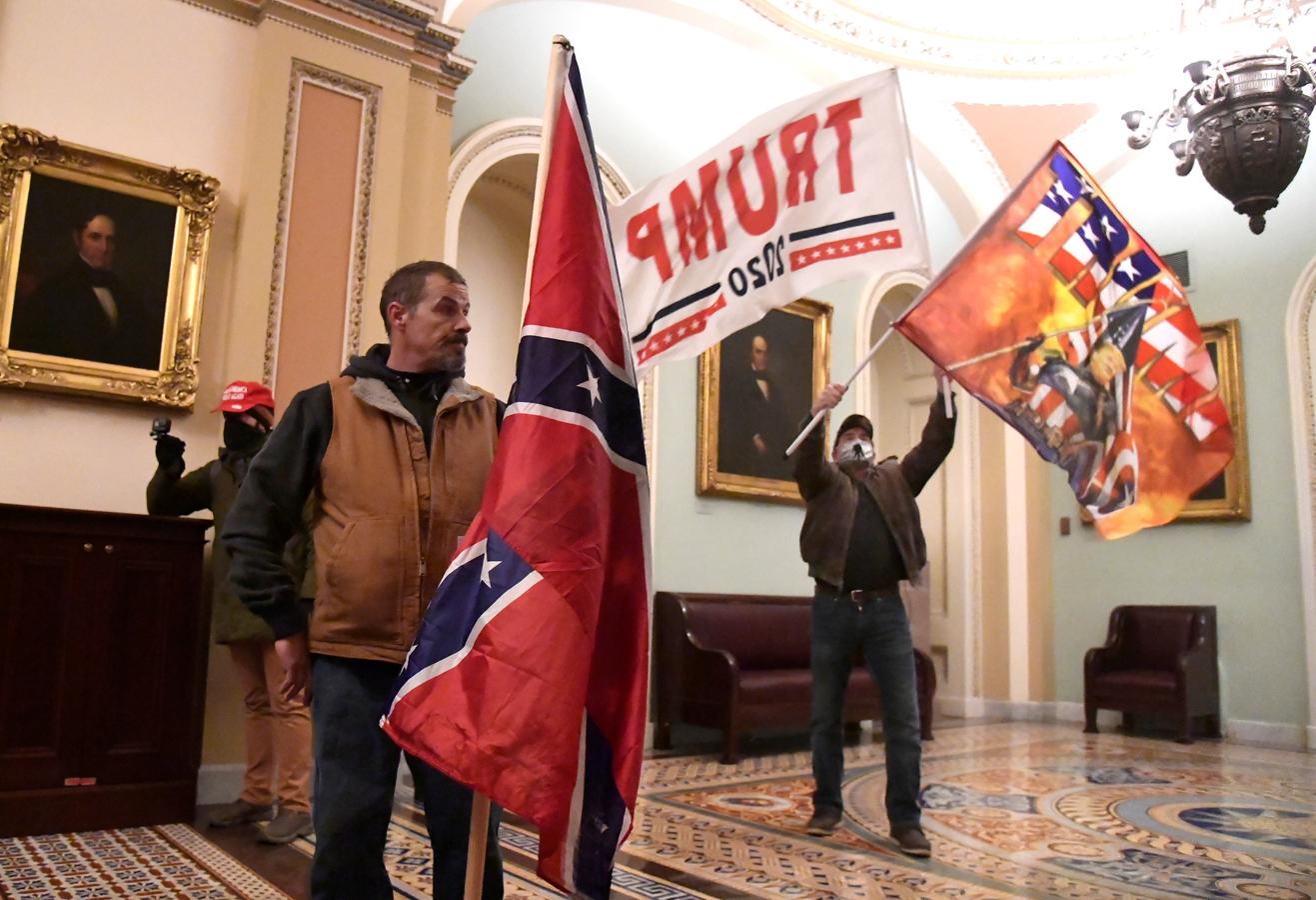 Un manifestante lleva una bandera confederada en el asalto al Capitolio de Estados Unidos. 