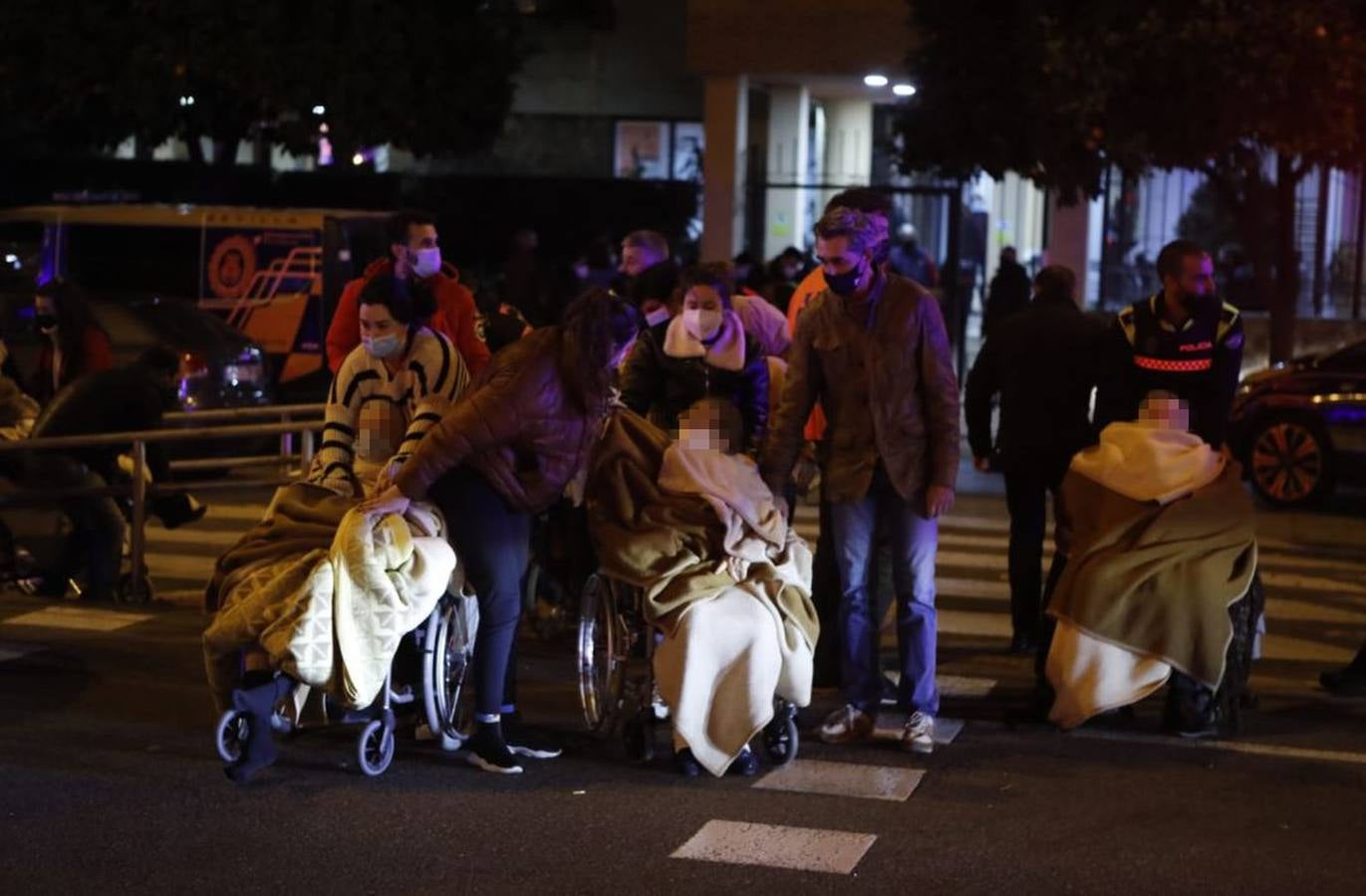 En imágenes: incendio de alcance en la residencia de ancianos de la calle Baltasar Gracián de Sevilla