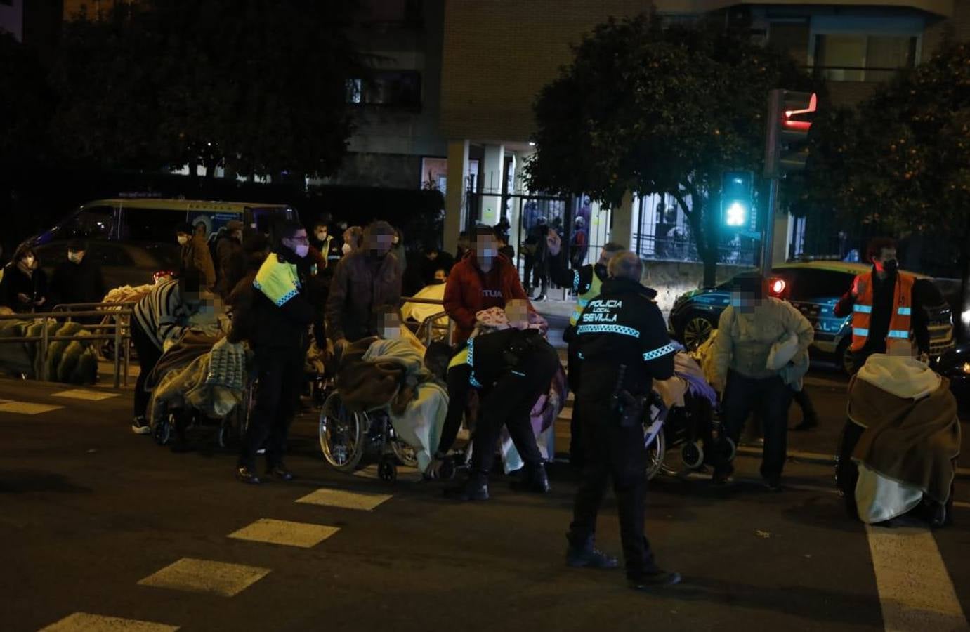 En imágenes: incendio de alcance en la residencia de ancianos de la calle Baltasar Gracián de Sevilla