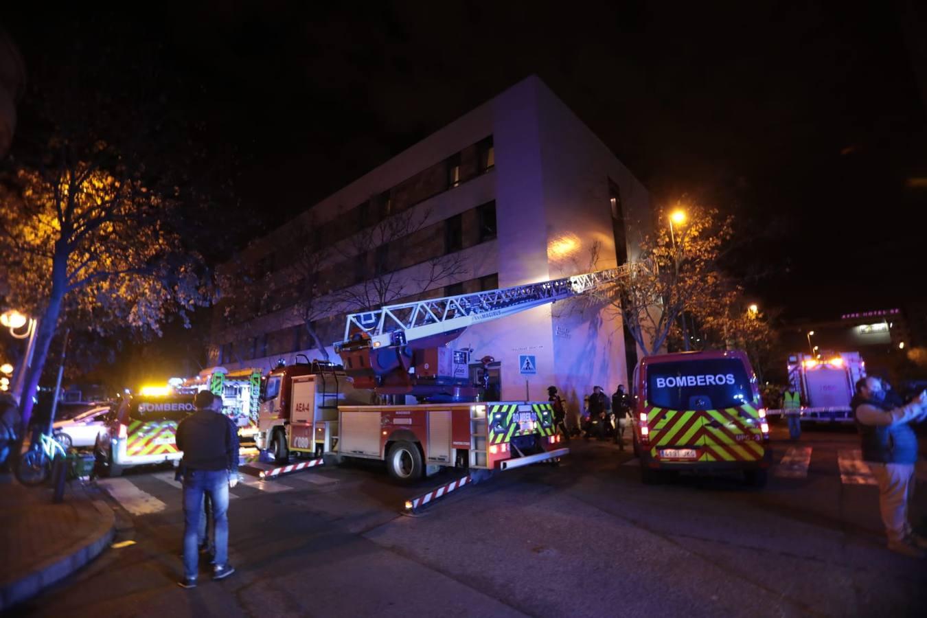 En imágenes: incendio de alcance en la residencia de ancianos de la calle Baltasar Gracián de Sevilla