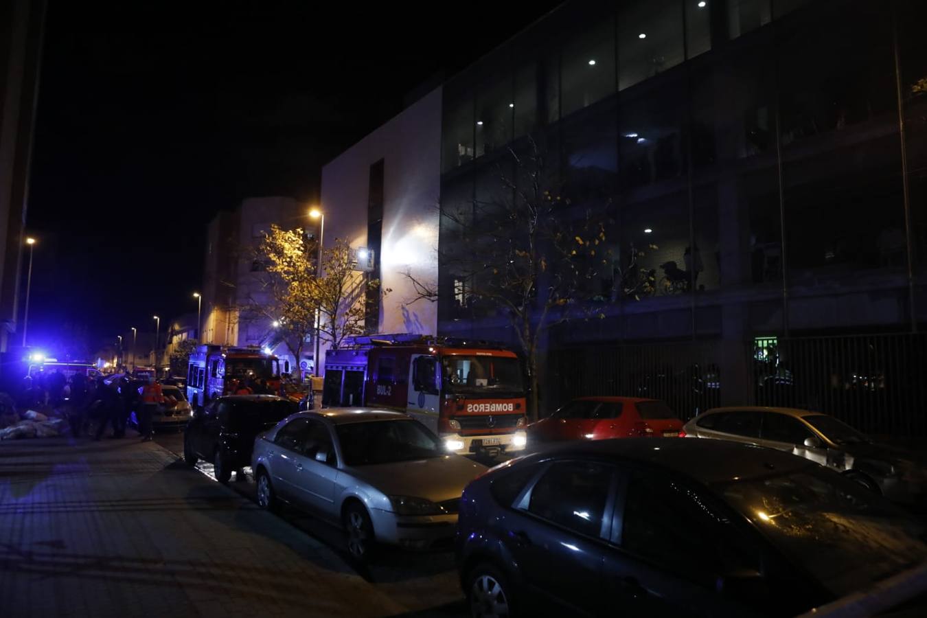 En imágenes: incendio de alcance en la residencia de ancianos de la calle Baltasar Gracián de Sevilla