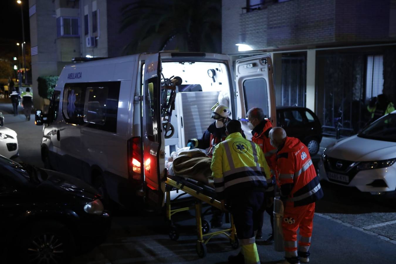 En imágenes: incendio de alcance en la residencia de ancianos de la calle Baltasar Gracián de Sevilla