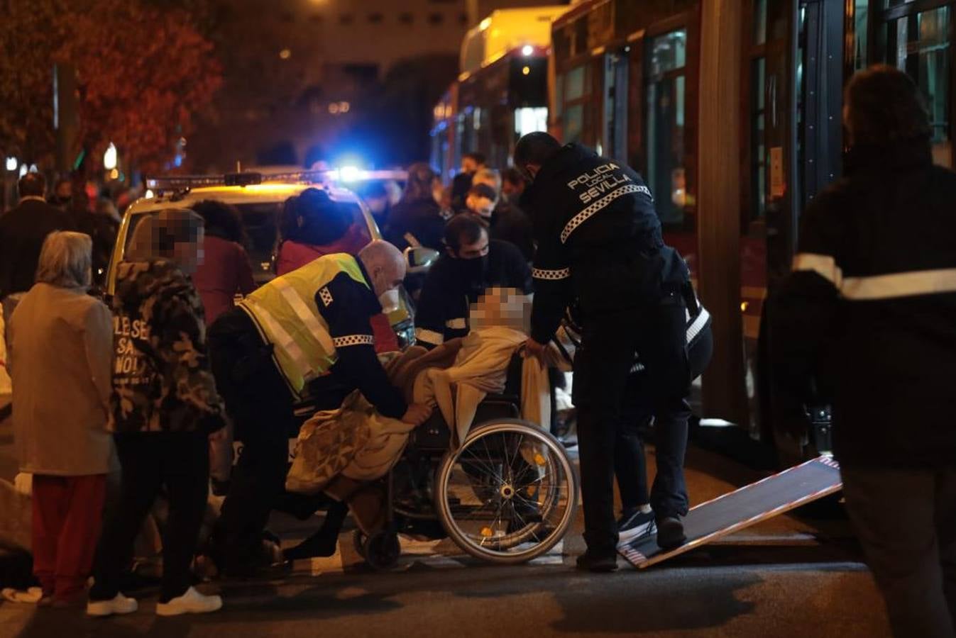 En imágenes: incendio de alcance en la residencia de ancianos de la calle Baltasar Gracián de Sevilla