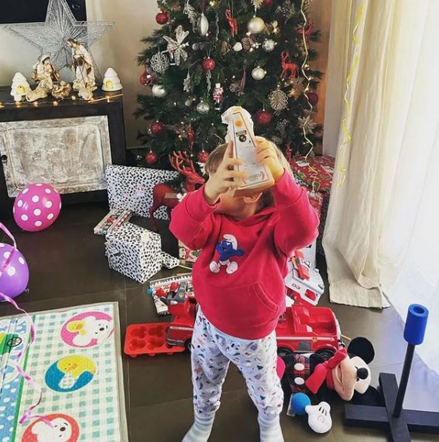 Eva González ha compartido una foto de su hijo Cayetano junto al árbol de Navidad lleno de regalos. 
