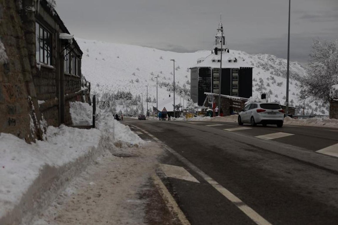 Imagen del alto de Navacerrada (Madrid) durante la nevada ocurrida hoy jueves 7 de enero. 