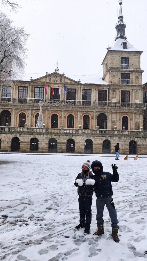 En la plaza del Ayuntamiento. 