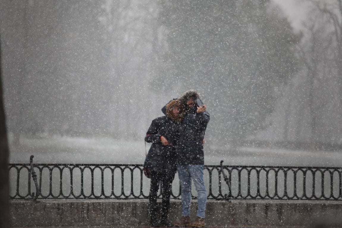 La nieve ha hecho su aparición en Madrid en torno a las 12 del mediodía. 