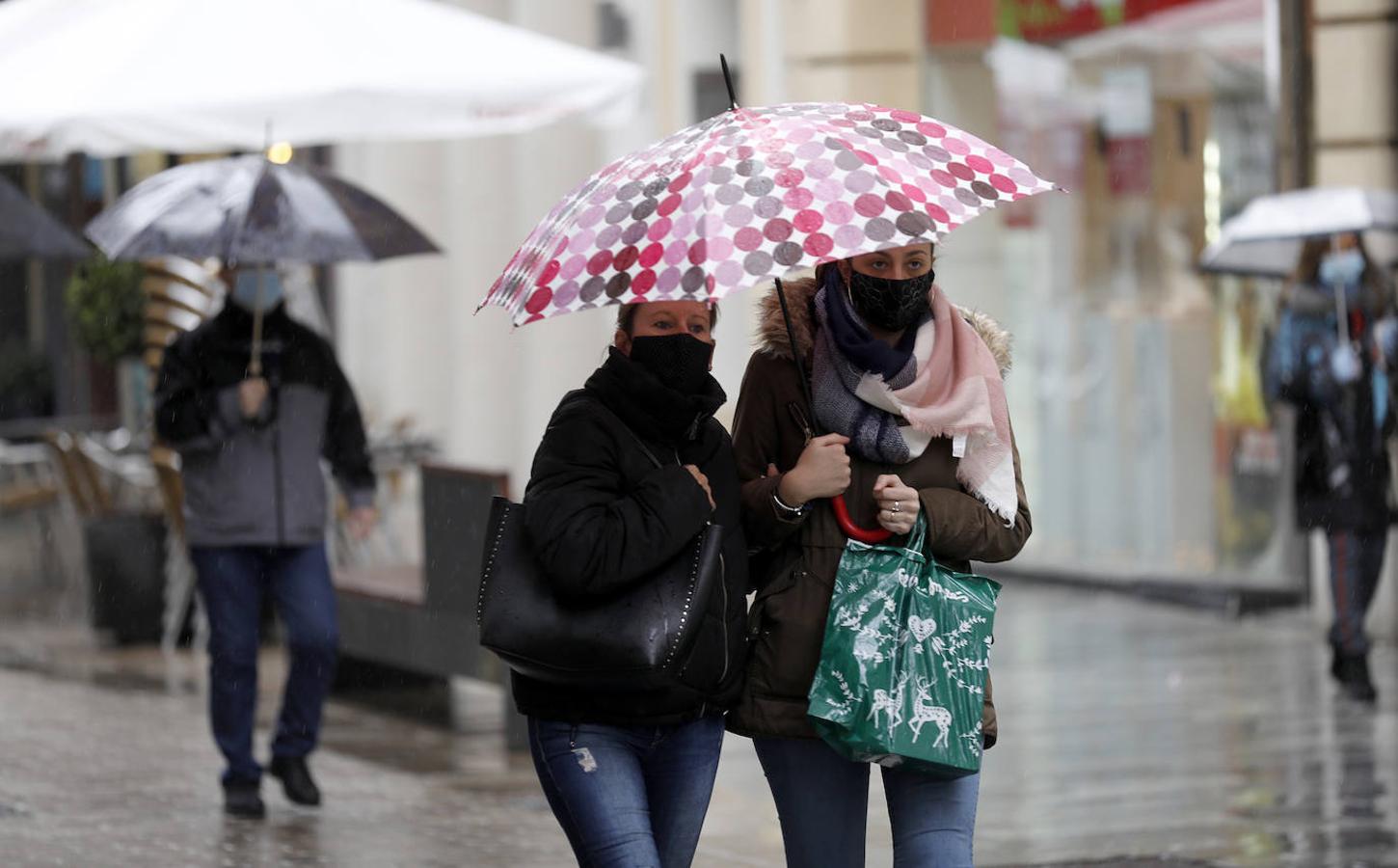 En imágenes, rebajas pasadas por agua en Córdoba