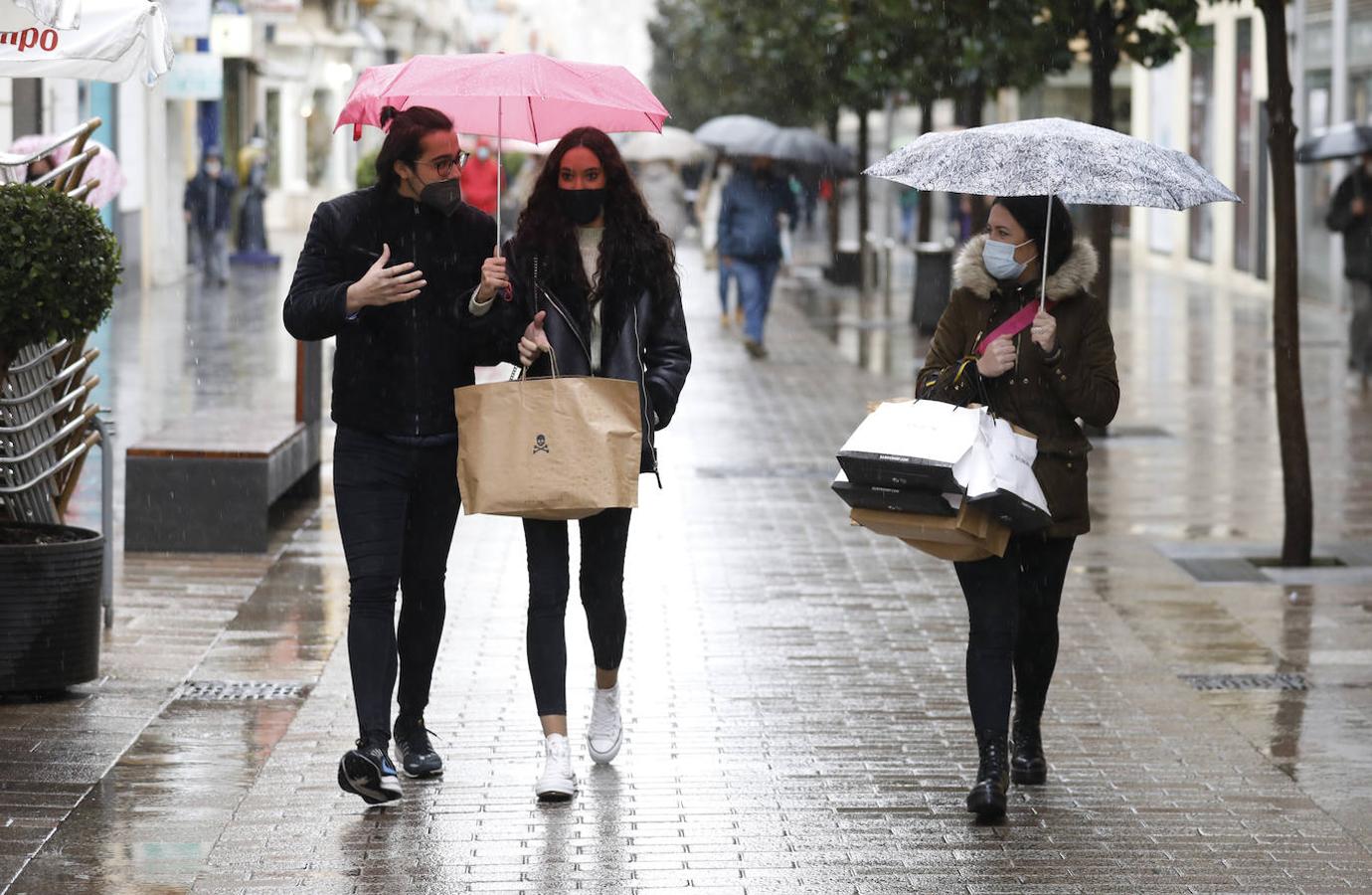 En imágenes, rebajas pasadas por agua en Córdoba